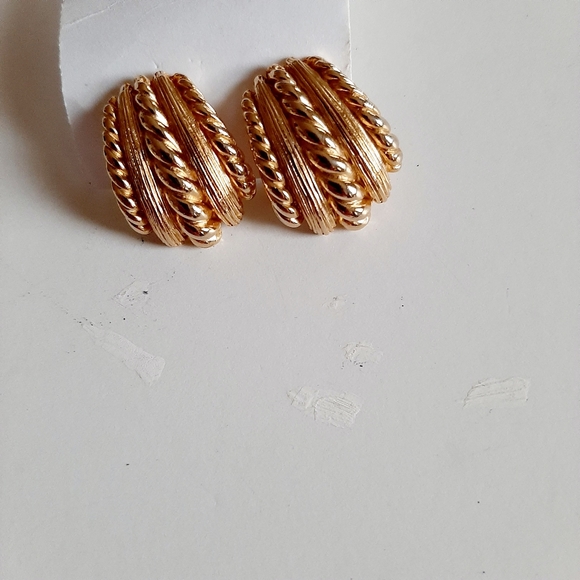 Goldtone Earrings - Picture 1 of 3